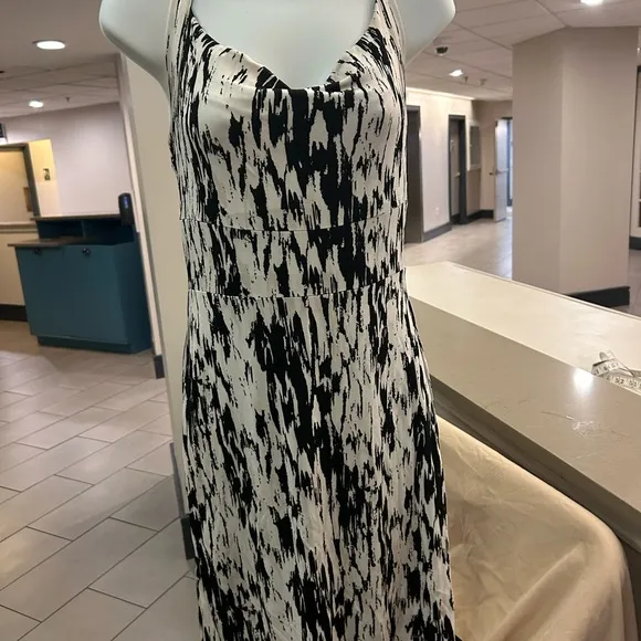 ANN TAYLOR Black and White Sleeveless Sundress with Spaghetti Straps size 2