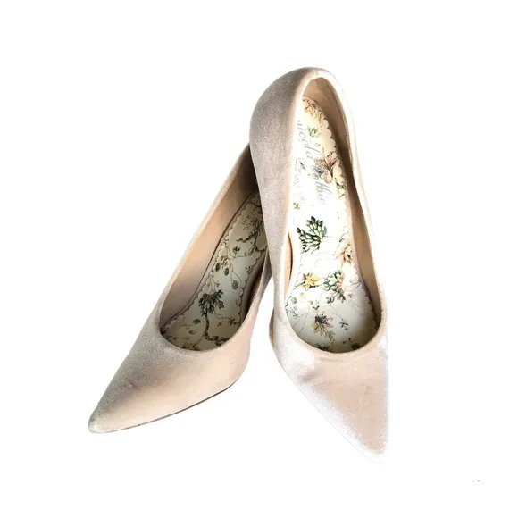 Antonio Melani Cream Nicola Bathie Bonnie Velvet Pumps Heels Women's Size 7.5