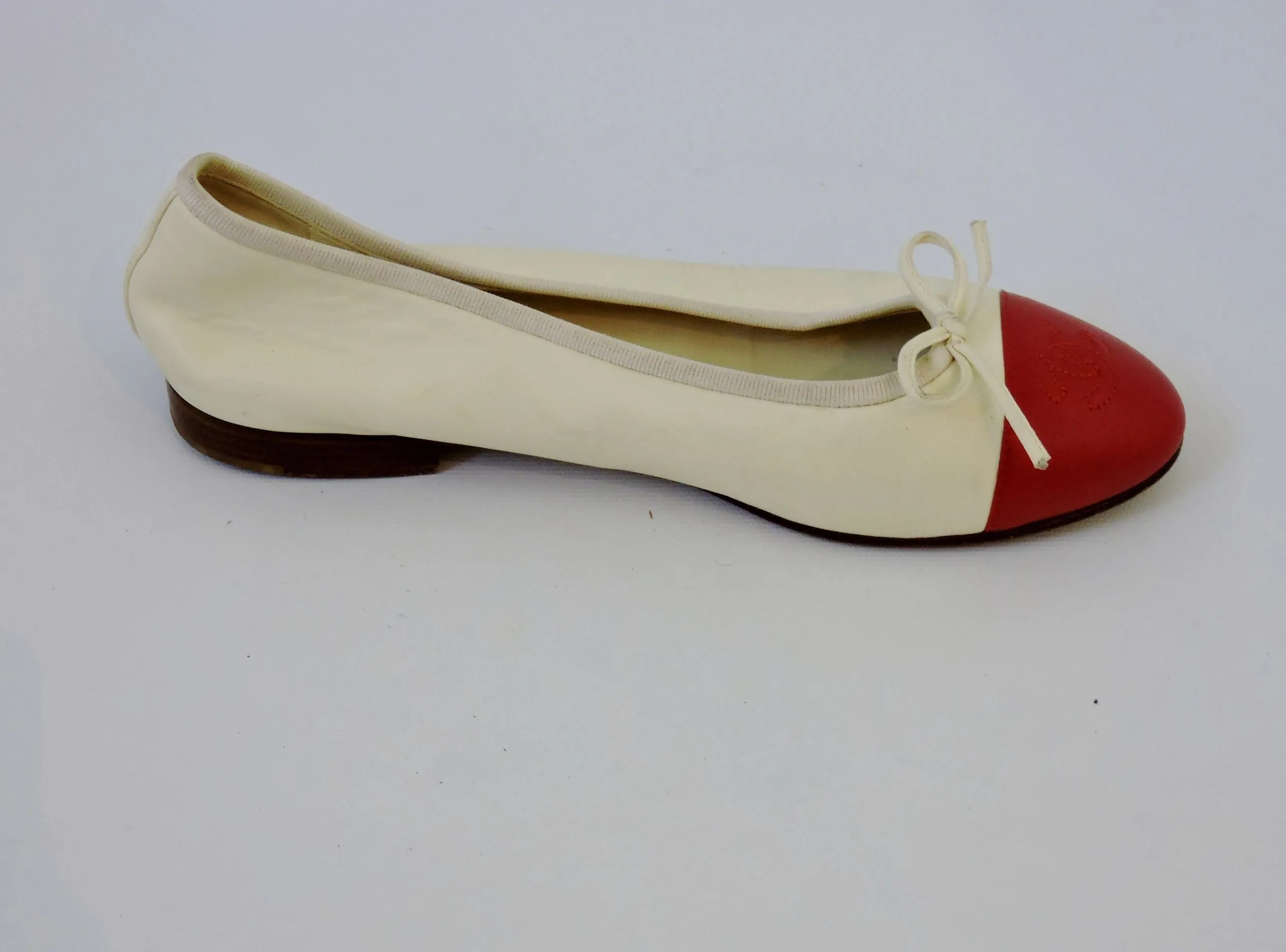 Chanel Cap-Toe Flat Size 37.5 It (7.5 Us)