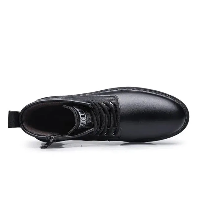 Classic fashion boots slip resistant, waterproof, comfortable and high quality.