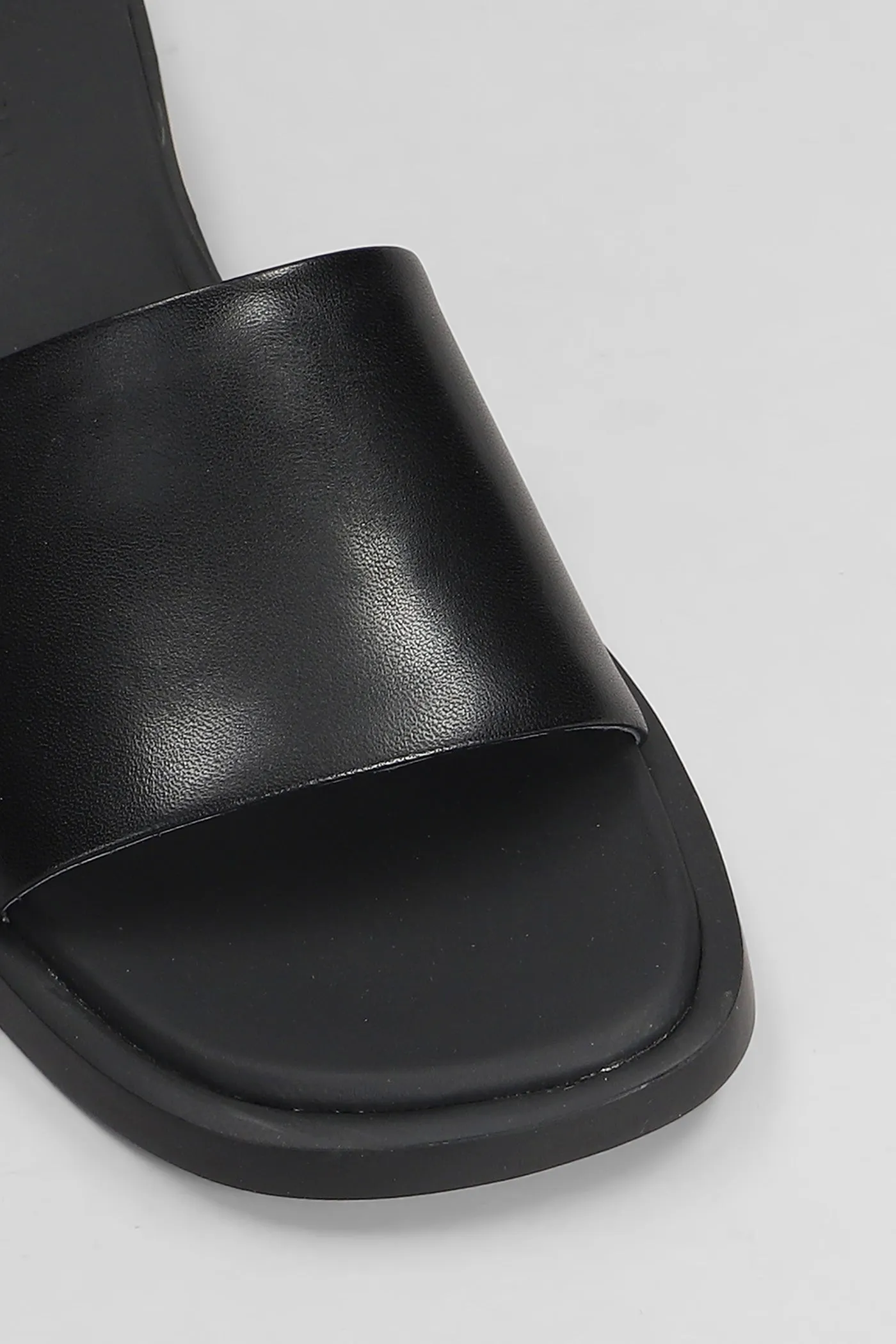 Dana Flats in black leather
