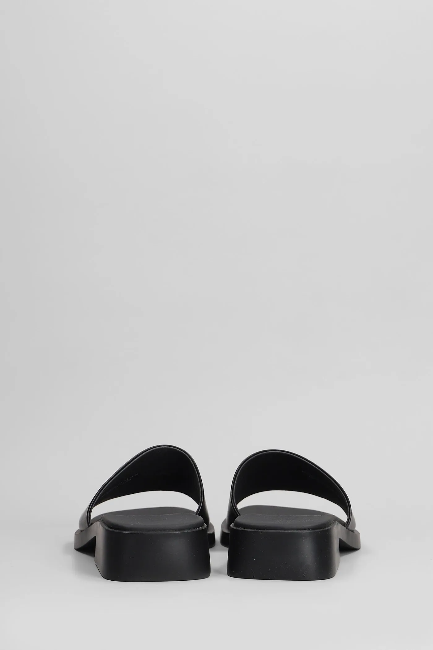 Dana Flats in black leather
