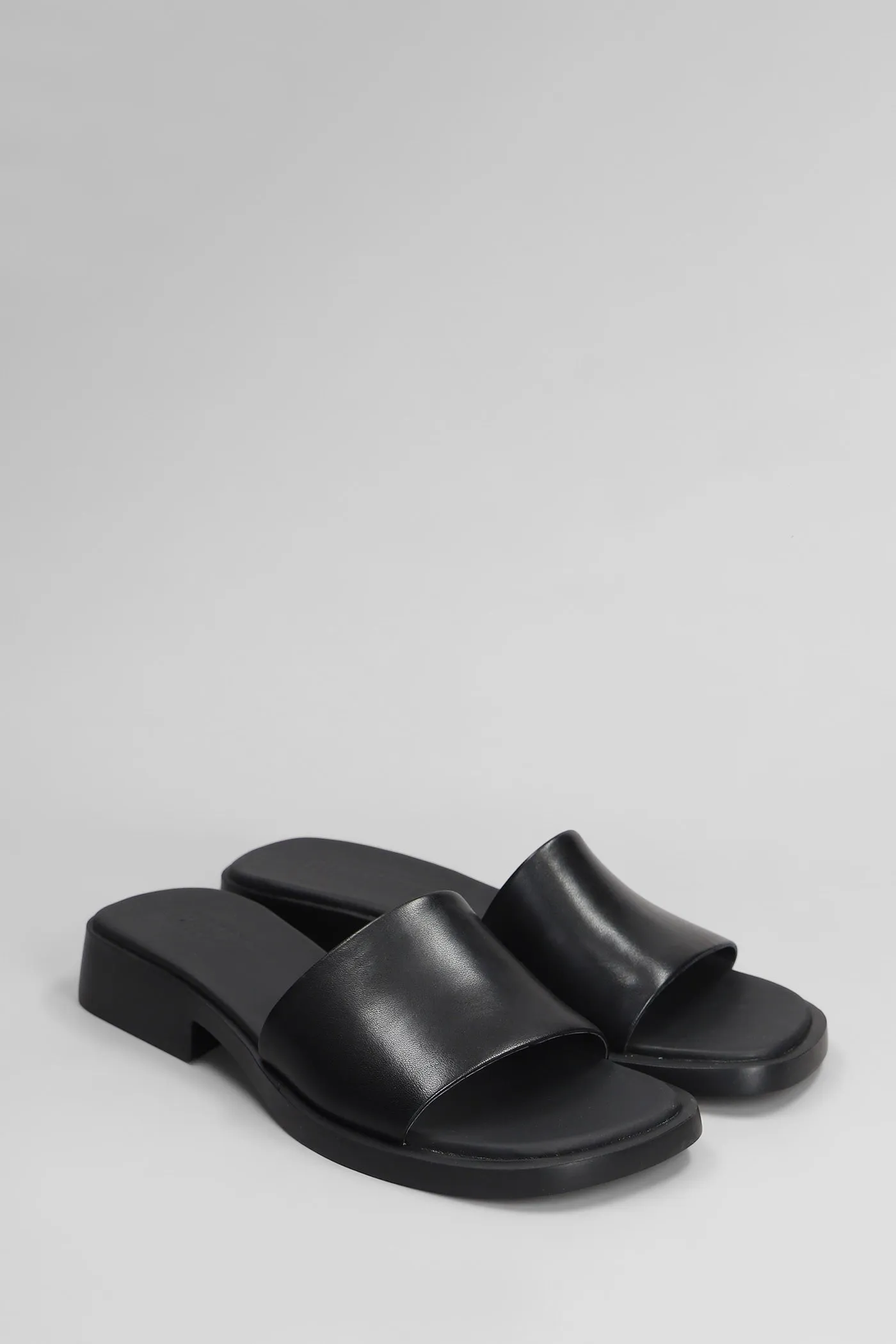 Dana Flats in black leather
