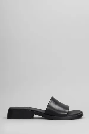 Dana Flats in black leather