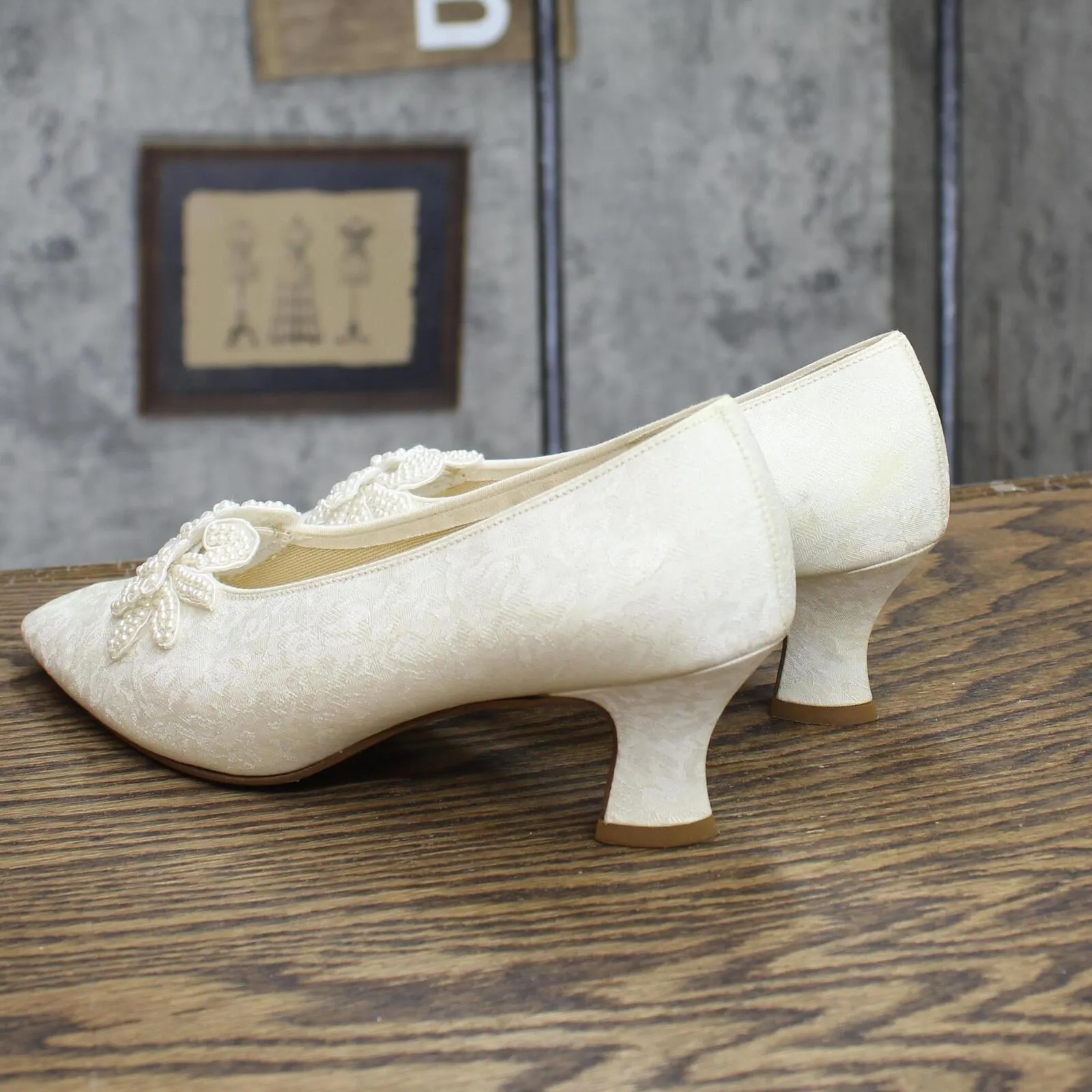Dyeables Womens Vintage Fabric Rhinestone Pearl Heels White 7AA (7N)