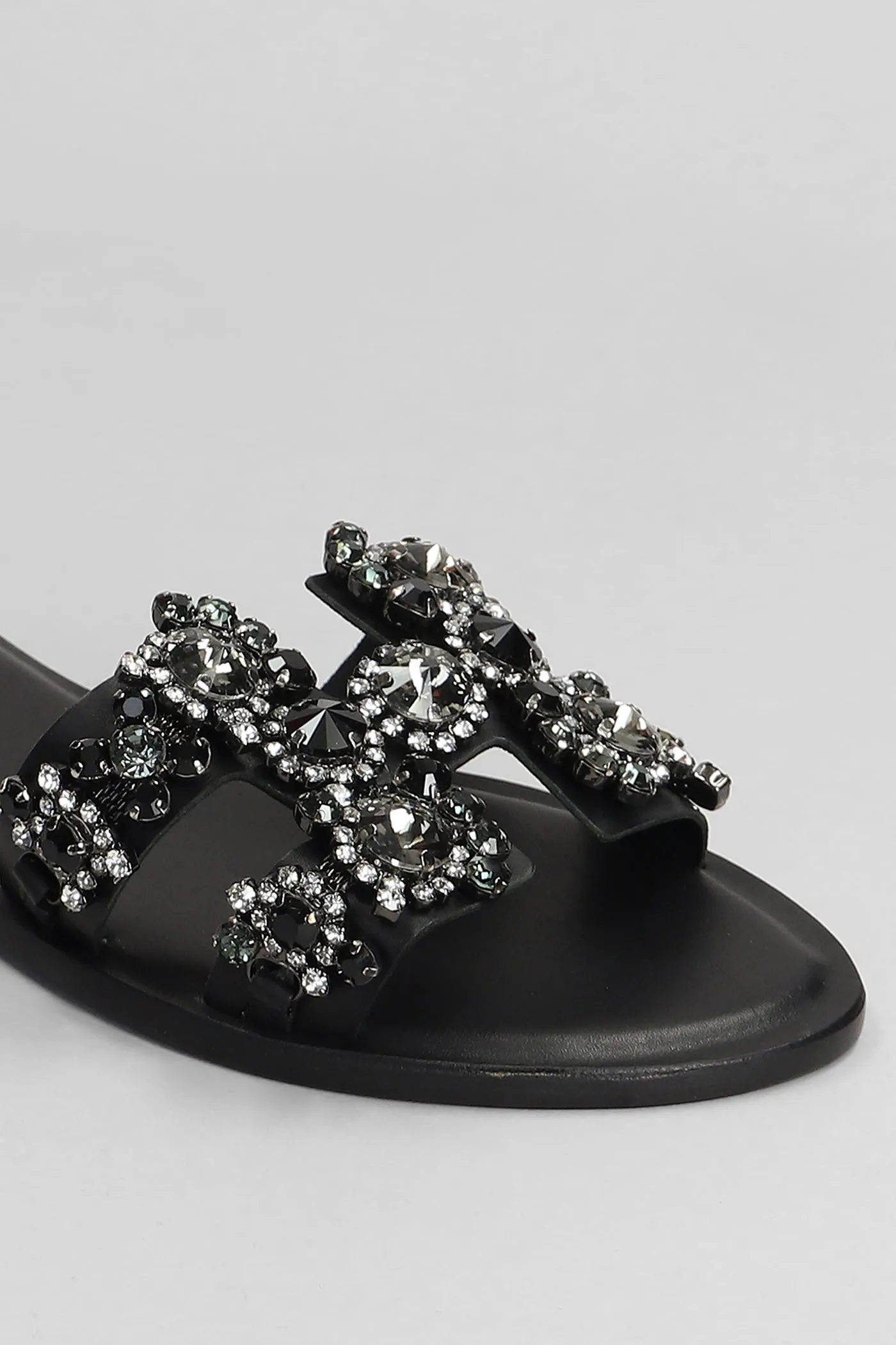 Flats in black leather