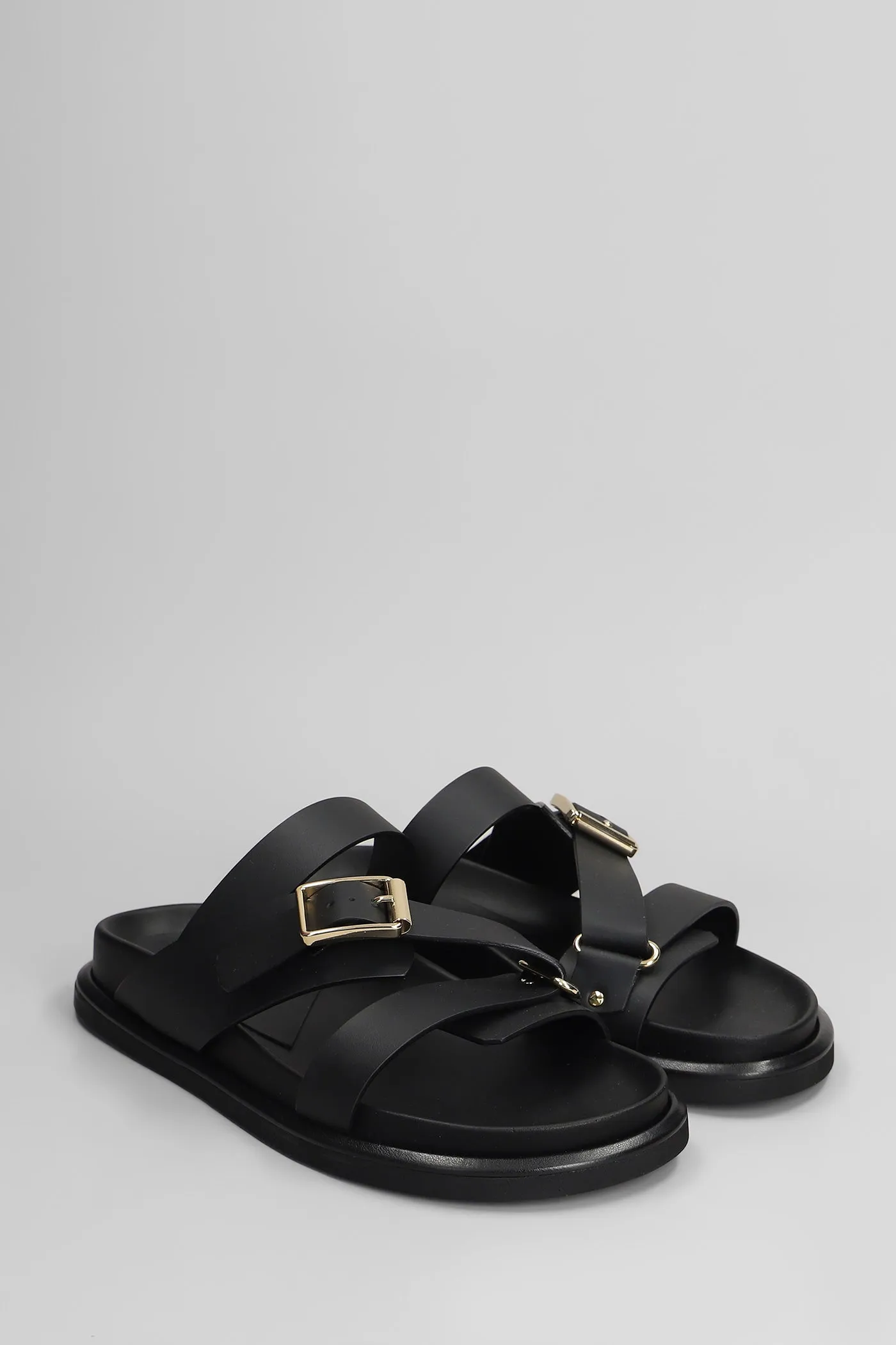 Flats in black leather