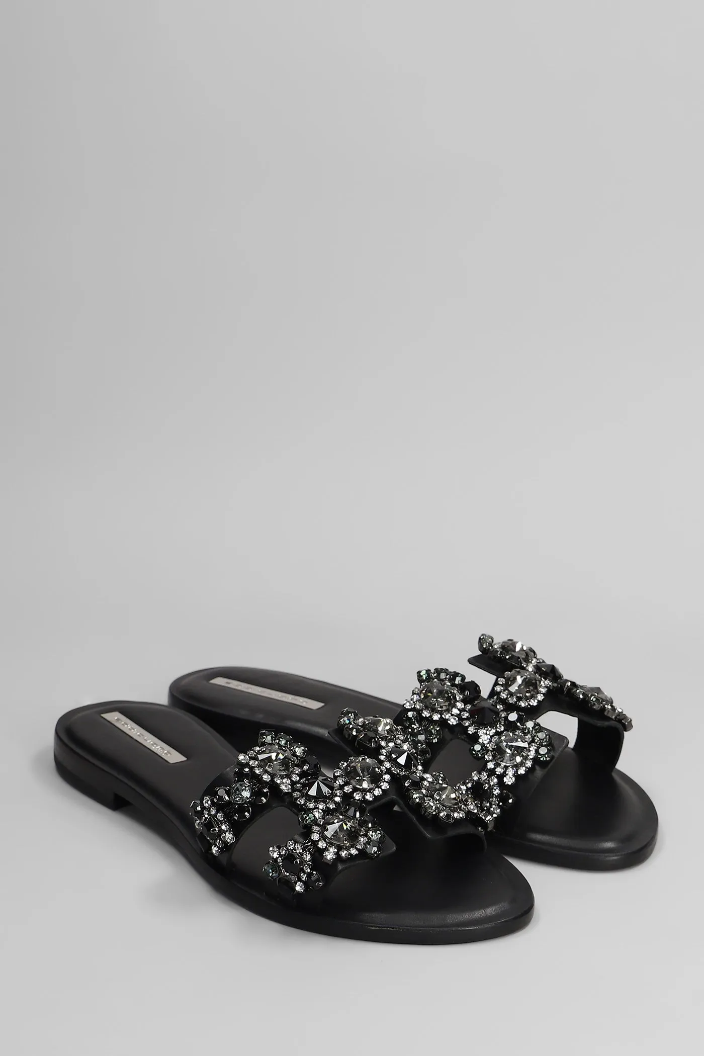 Flats in black leather