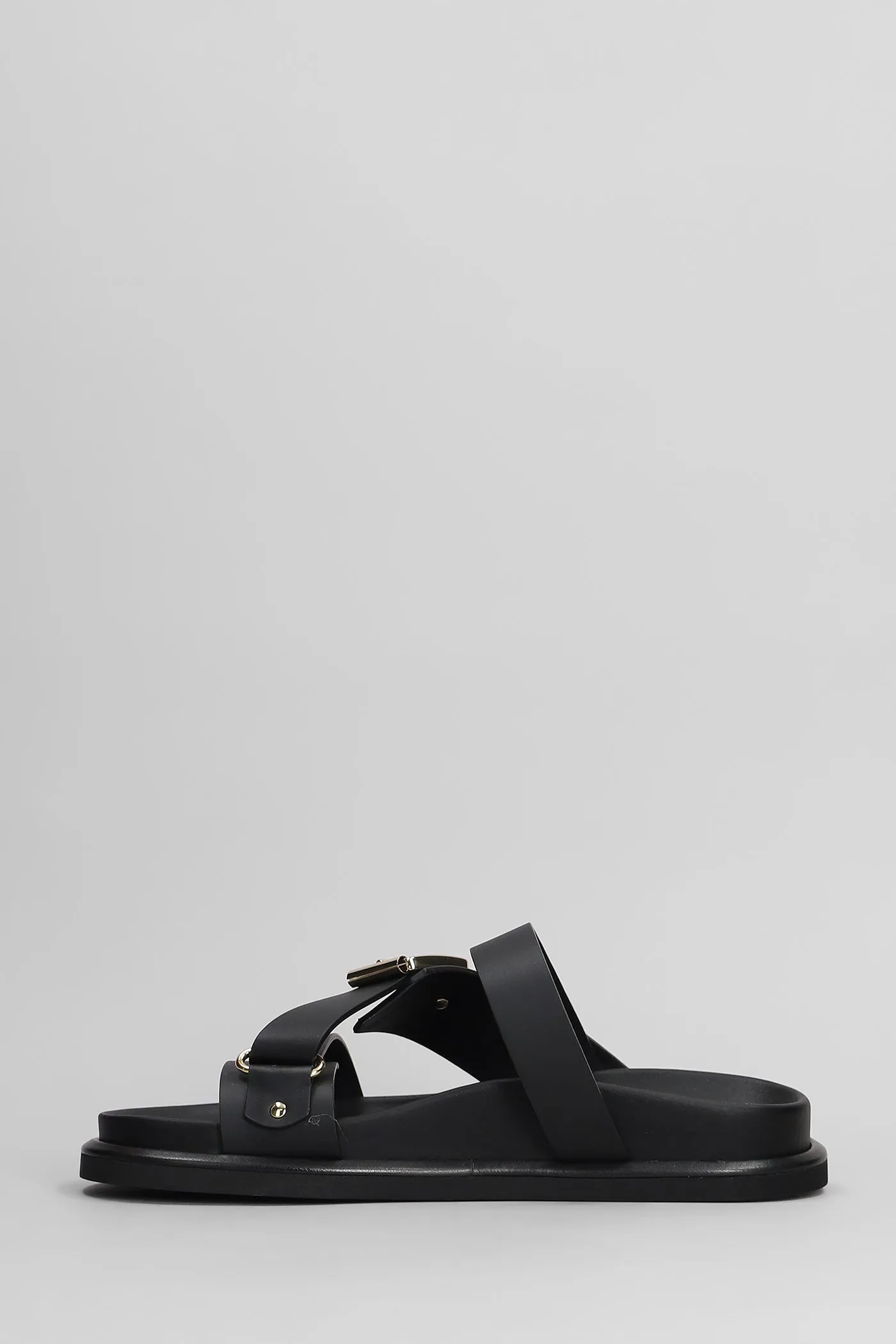 Flats in black leather