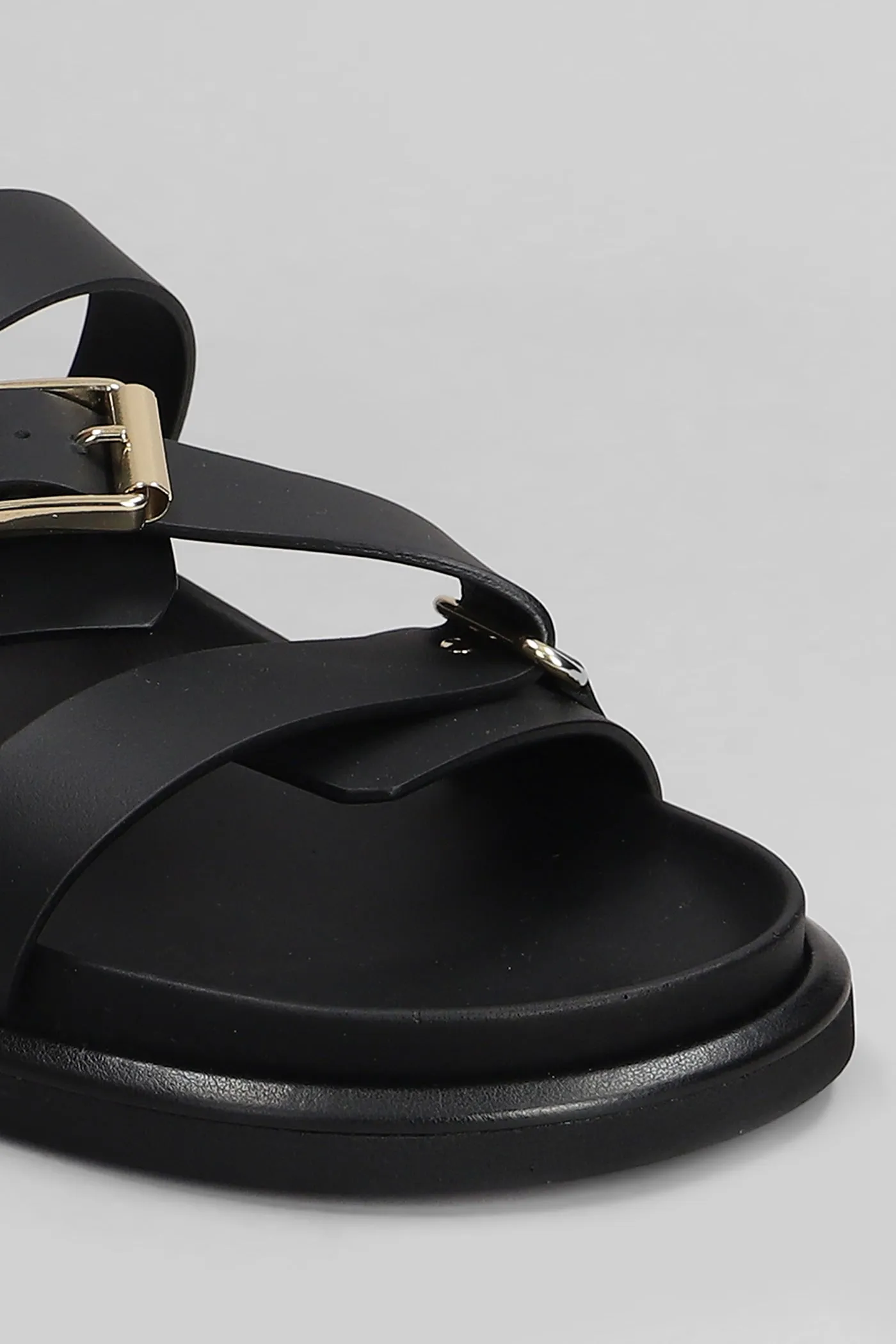 Flats in black leather