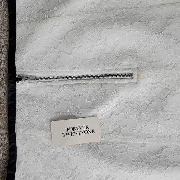 New Forever 21 skirt casual lightweight elegant sz L super rare white
