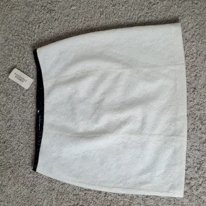 New Forever 21 skirt casual lightweight elegant sz L super rare white