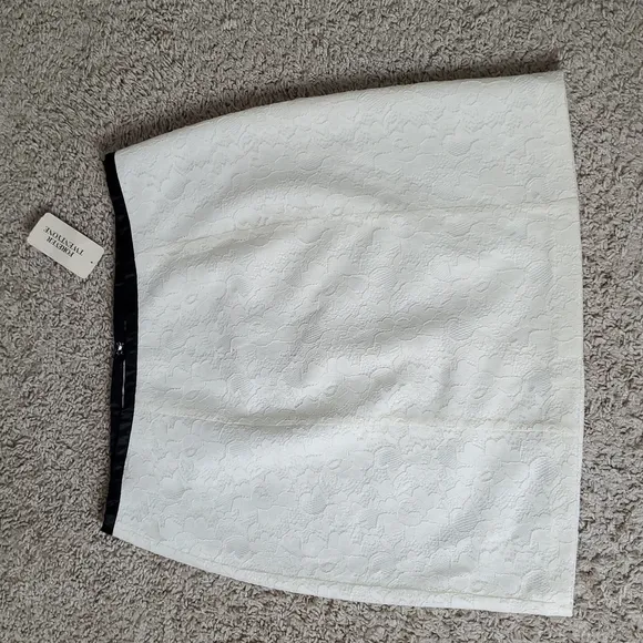 New Forever 21 skirt casual lightweight elegant sz L super rare white