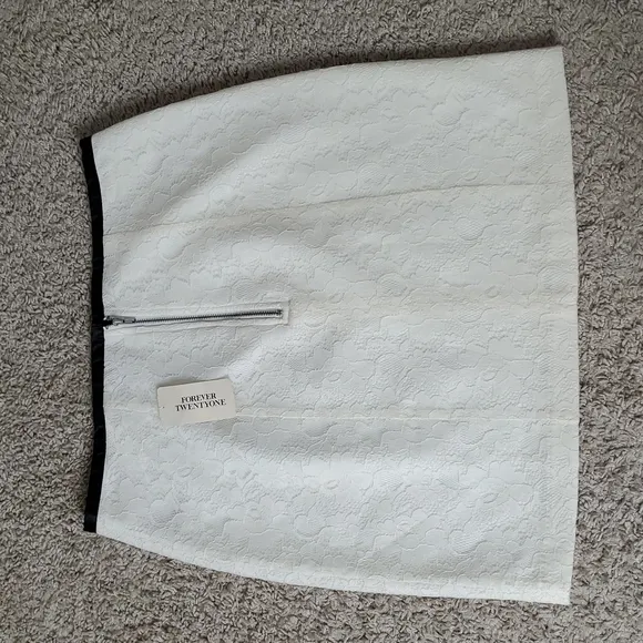 New Forever 21 skirt casual lightweight elegant sz L super rare white