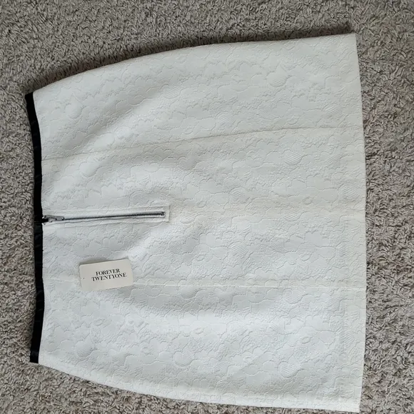 New Forever 21 skirt casual lightweight elegant sz L super rare white