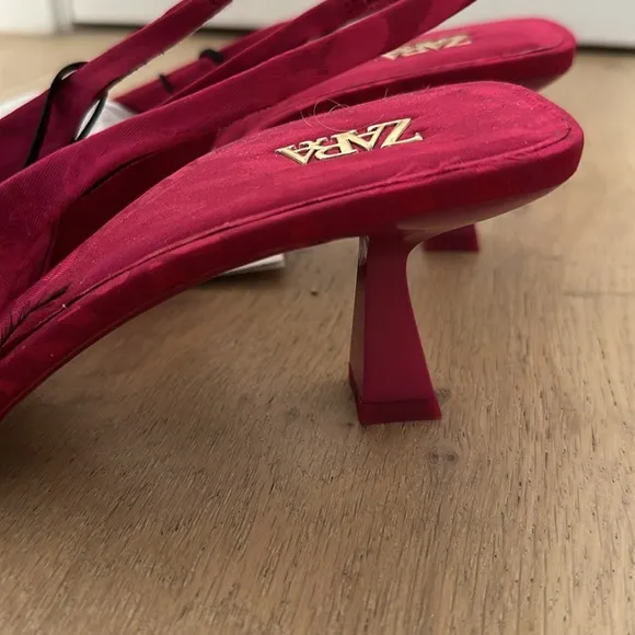 NWT Zara hot pink cheetah print pointy sling back heels with rhinestone broach.
