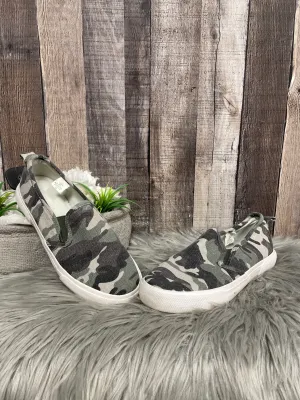 Shoes Flats By Tommy Bahama In Camouflage Print, Size: 6.5