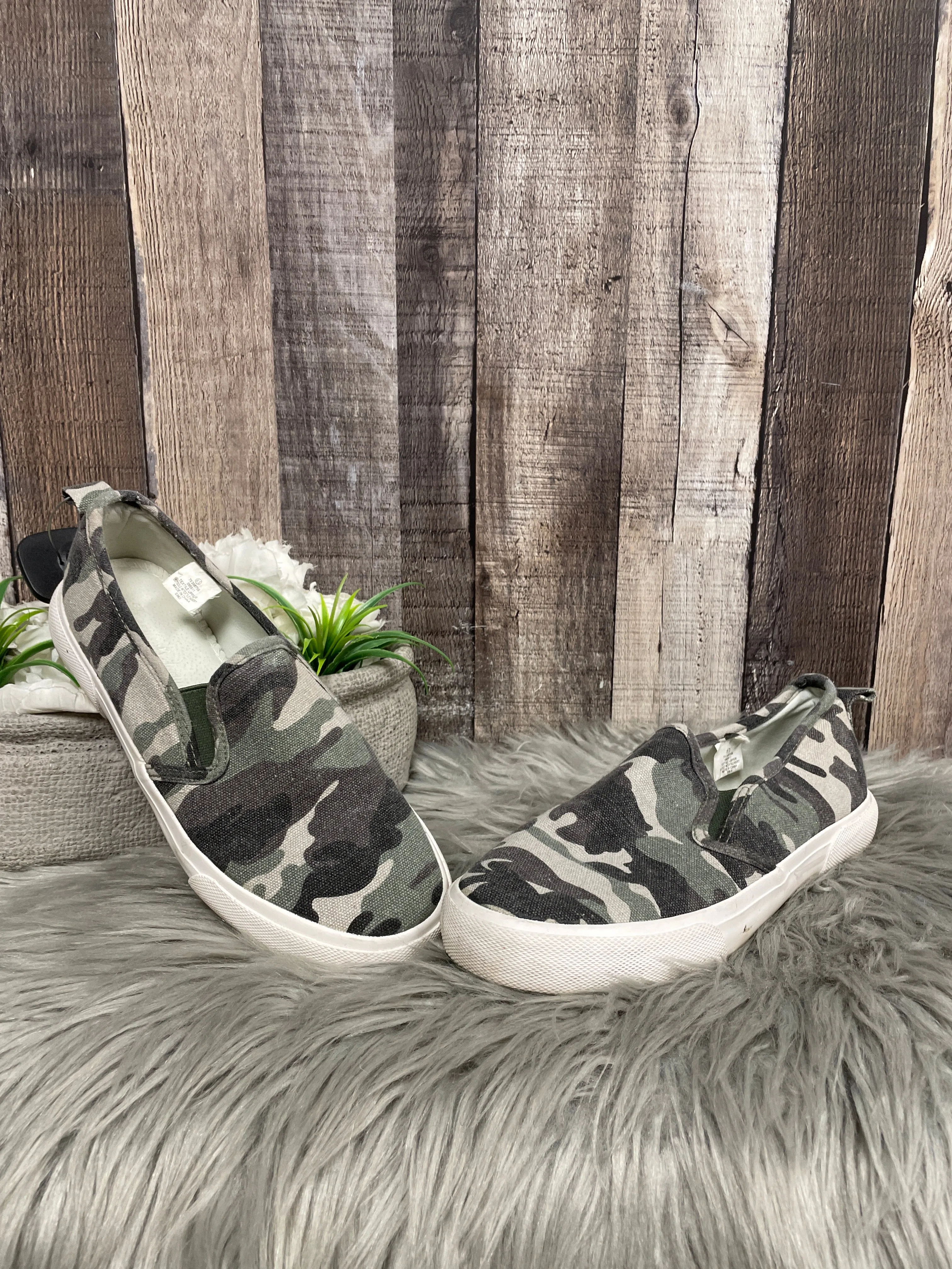 Shoes Flats By Tommy Bahama In Camouflage Print, Size: 6.5
