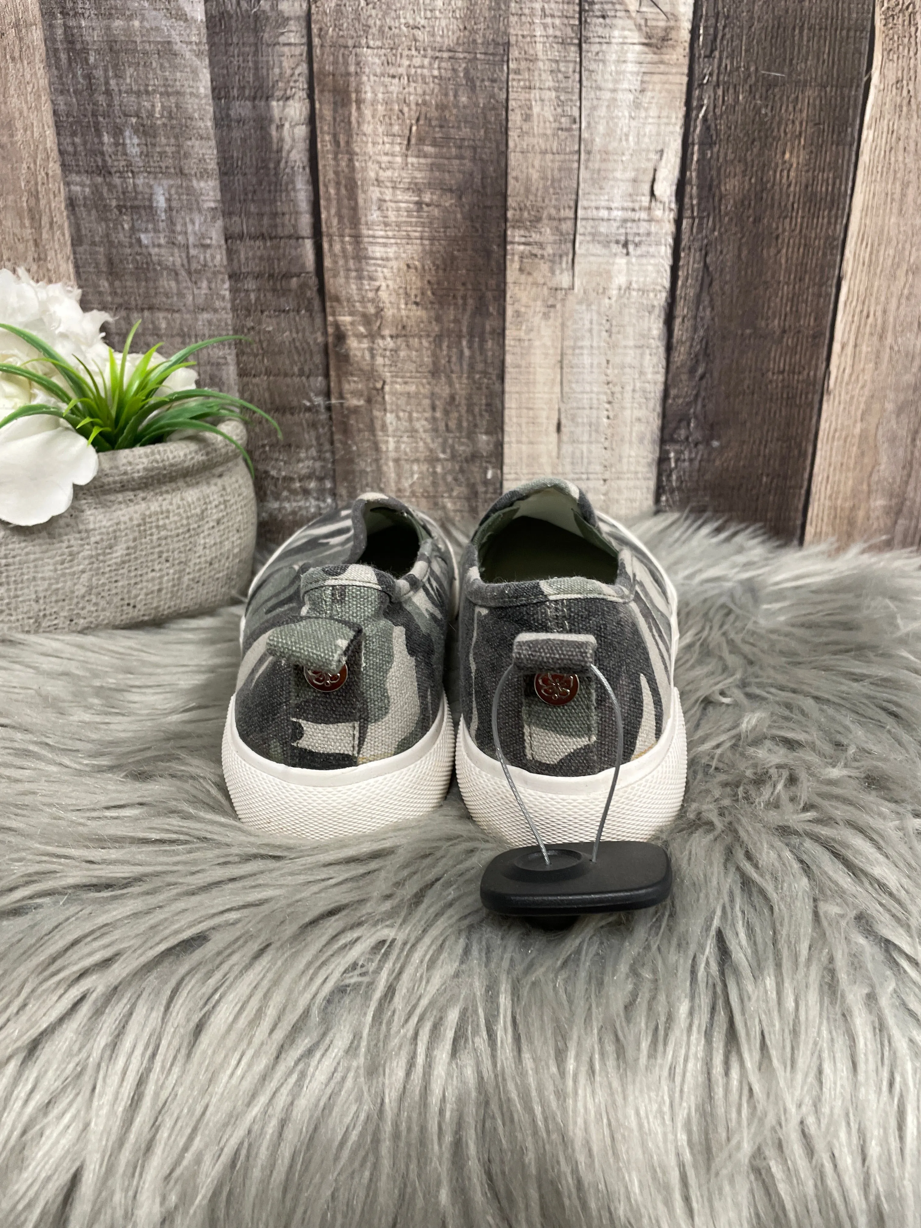 Shoes Flats By Tommy Bahama In Camouflage Print, Size: 6.5