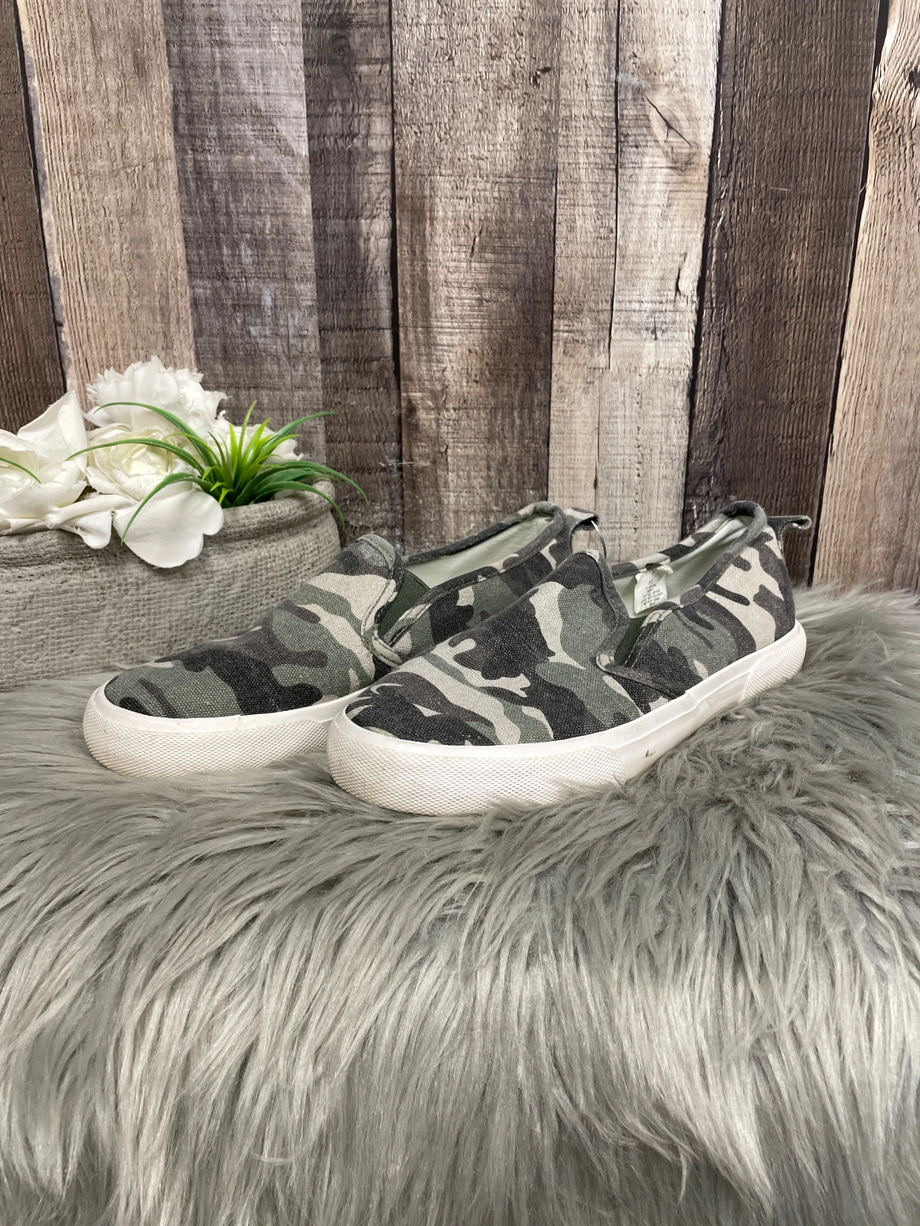 Shoes Flats By Tommy Bahama In Camouflage Print, Size: 6.5
